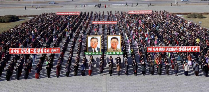 © Reuters. Multidão participa de desfile na Coreia do Norte, em foto sem data divulgada pela agência oficial de notícias norte-coreana, a KCNA