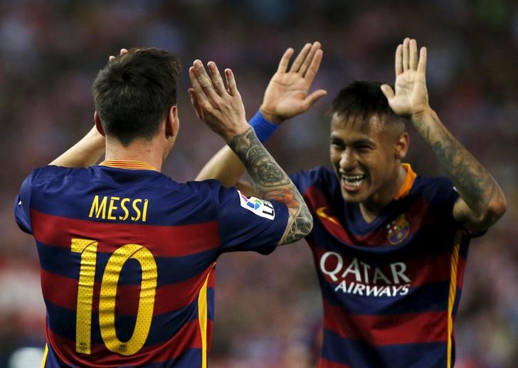 © Reuters. Messi e Neymar comemoram gol do Barcelona contra o Atlético de Madri