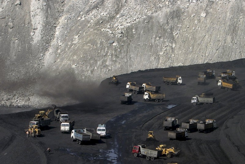 © Reuters. File photo of miners working at the Gevra coalmines in Chhattisgarh