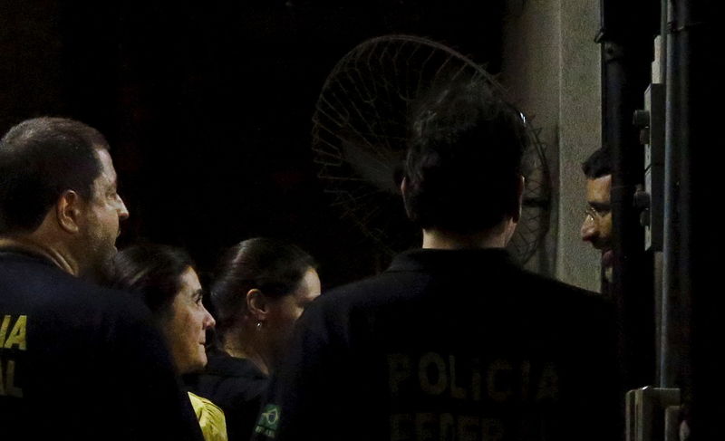 © Reuters. Brazilian billionaire financier Esteves leaves the Federal police headquarters in Rio de Janeiro