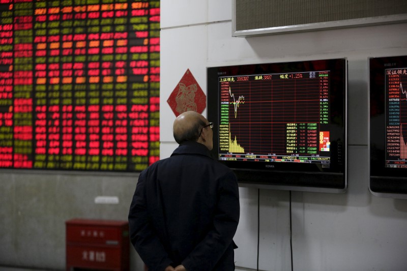 © Reuters. An investor looks at a screen showing stock information at a brokerage house in Shanghai