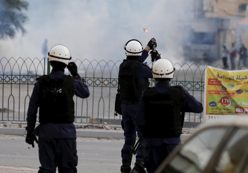 © Reuters. شهود: شرطة البحرين تطلق الغاز المسيل للدموع والخرطوش على محتجين
