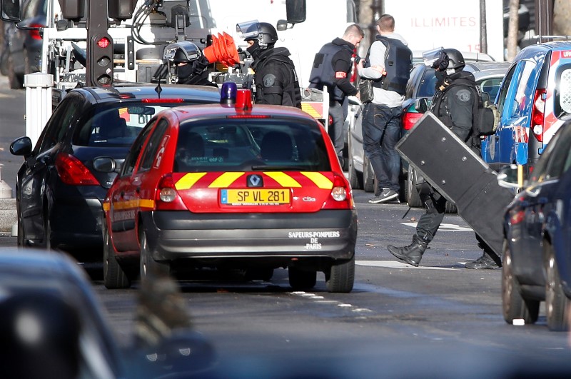 © Reuters. PLUSIEURS PISTES SUR L'IDENTITÉ DE L'HOMME ABATTU DEVANT UN COMMISSARIAT À PARIS