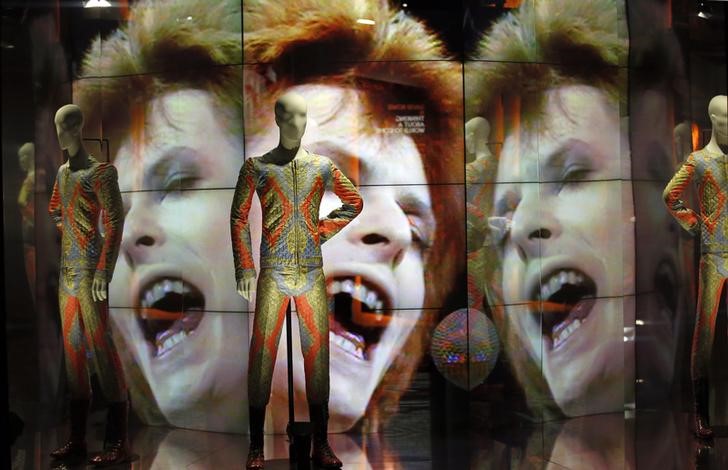 © Reuters. Exposição "David Bowie Is" em Paris 