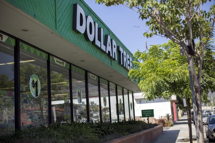 © Reuters. LE PATRON DE FAMILY DOLLAR S'EN VA APRÈS LE RACHAT DE LA SOCIÉTÉ PAR DOLLAR TREE 