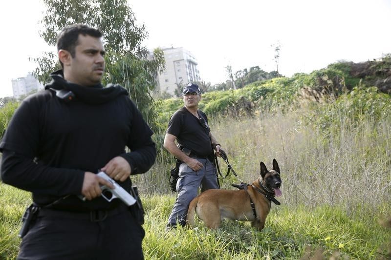 © Reuters. إسرائيل تقتل مواطنا عربيا مطلوبا في حادث إطلاق نار بتل أبيب