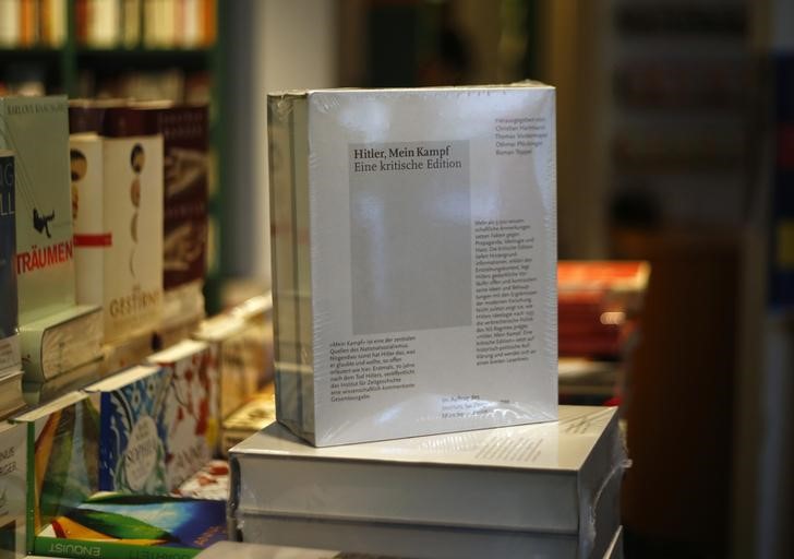 © Reuters. Cópias do livro "Hitler, Mein Kampf, Uma Edição Crítica" são mostradas em vitrine de livraria em Munique