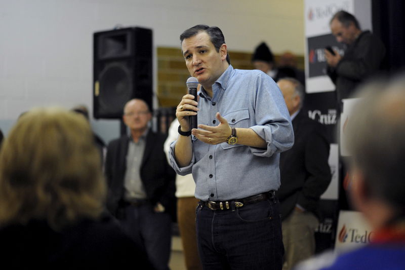 © Reuters. U.S. Republican presidential candidate Cruz speaks at the Goldfield Old Schoolhouse in Goldfield, Iowa