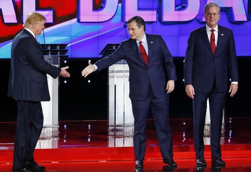 © Reuters. Republican U.S. presidential candidate businessman Trump reaches out to shake hands with Senator Cruz before the start of the Republican presidential debate in Las Vegas