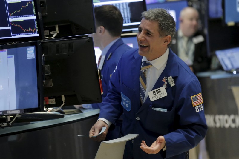 © Reuters. Traders work on the floor of the New York Stock Exchange 