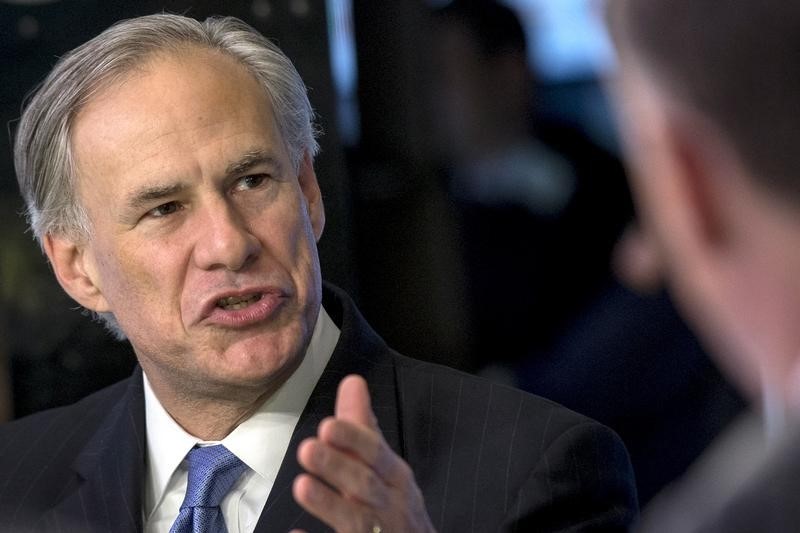 © Reuters. Texas governor Greg Abbott speaks during an interview on the floor of the New York Stock Exchange