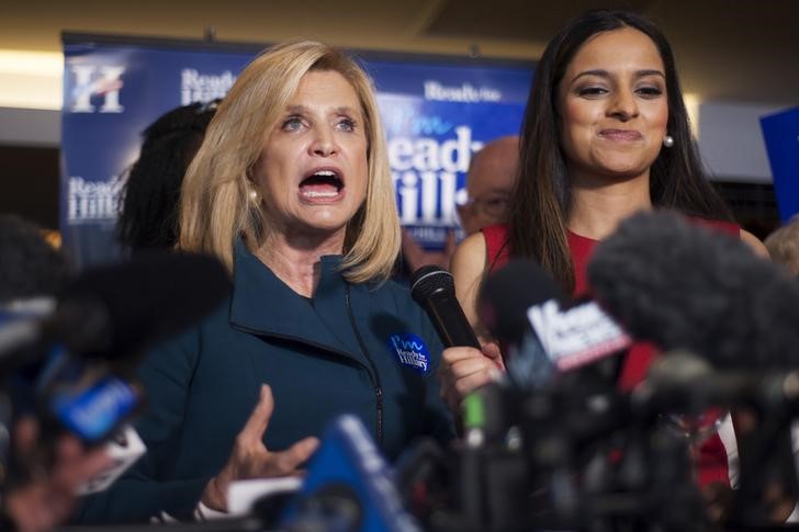 © Reuters. Congresswoman Carolyn Maloney (L) speaks during a "Ready for Hillary" rally in Manhattan, New York