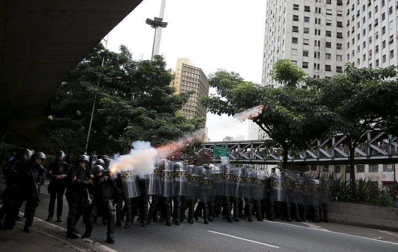 © Reuters. Tropa de choque lança gás lacrimogêneo em direção a manifestantes em protesto contra o aumento das tarifas de transporte em São Paulo 