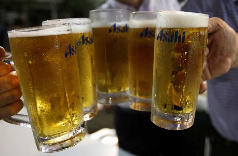 © Reuters. Tokyo businessmen toast with mugs of Asahi Breweries' beer after their office hours at a beer garden at the rooftop of Nihonbashi-Mitsukoshi department store in Tokyo
