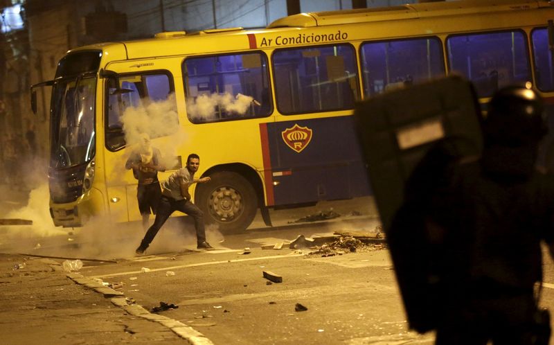 © Reuters. احتجاج على زيادة أسعار تذاكر المواصلات العامة في البرازيل يتحول لأعمال عنف