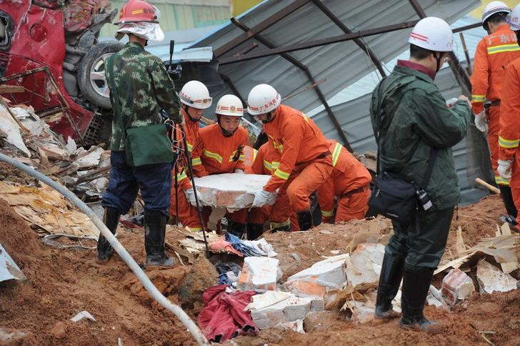 © Reuters. شينخوا: الصين تعتقل خمسة آخرين بشأن انهيار أرضي قاتل