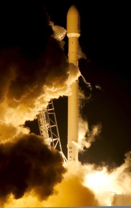© Reuters. سبيس إكس ستعيد محاولة إنزال صاروخ على منصة بالمحيط