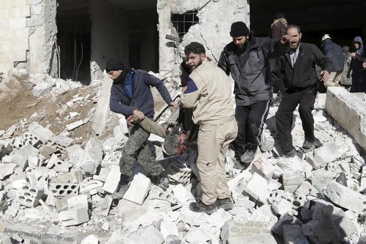 © Reuters. المرصد: غارة تقتل 39 شخصا على الأقل في بلدة بمحافظة إدلب السورية