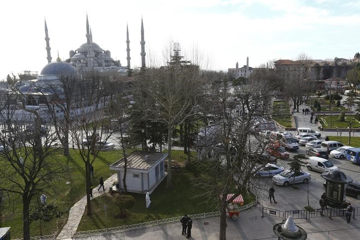 © Reuters. Polícia isola local após explosão na praça Sultanahmet, onde fica a Mesquita Azul, em Istambul