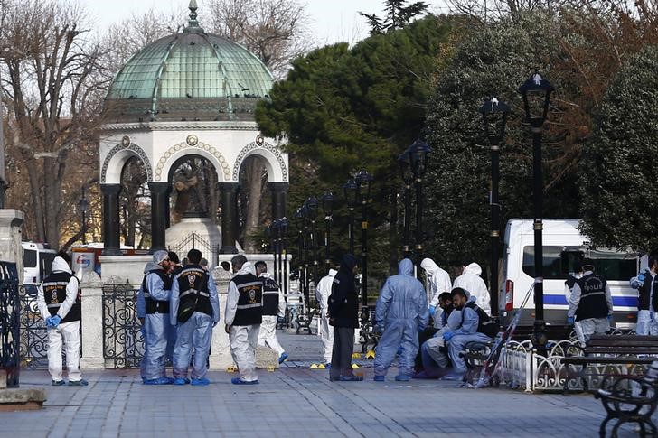 © Reuters. Legistas no local de explosão na praça Sultanahmet, em Istambul