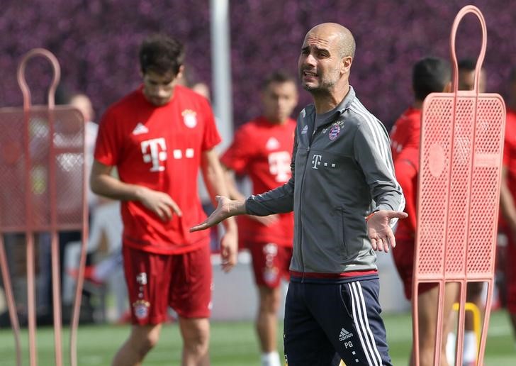 © Reuters. Técnico do Bayern de Munique, Pep Guardiola, durante treino da equipe em Doha