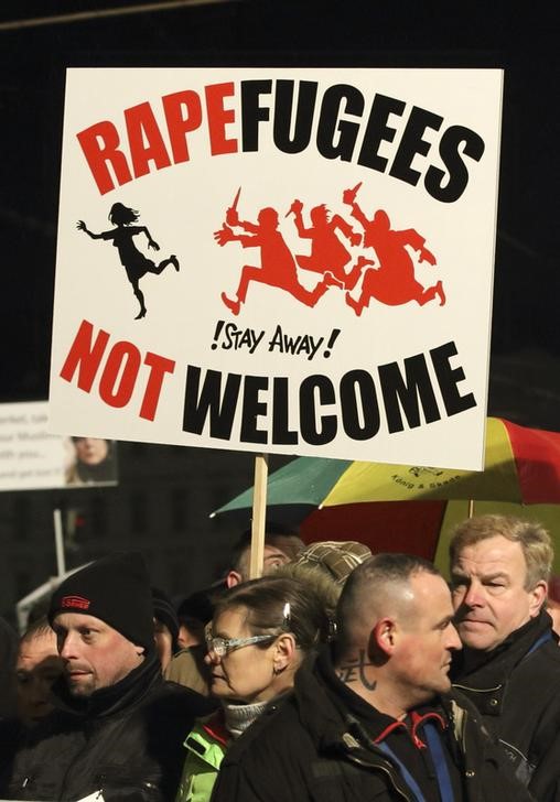 © Reuters. Manifestantes antimuçulmanos do grupo Legida durante marcha em Leipzig, na Alemanha