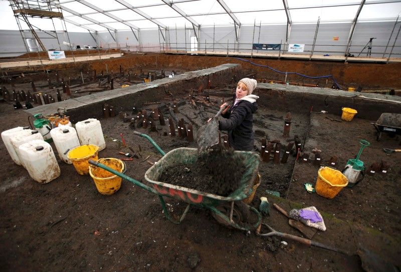 © Reuters. Arqueóloga britânica da Universidade de Cambridge trabalha em local onde foram descobertas casas da Idade do Bronze perto de Peterborough