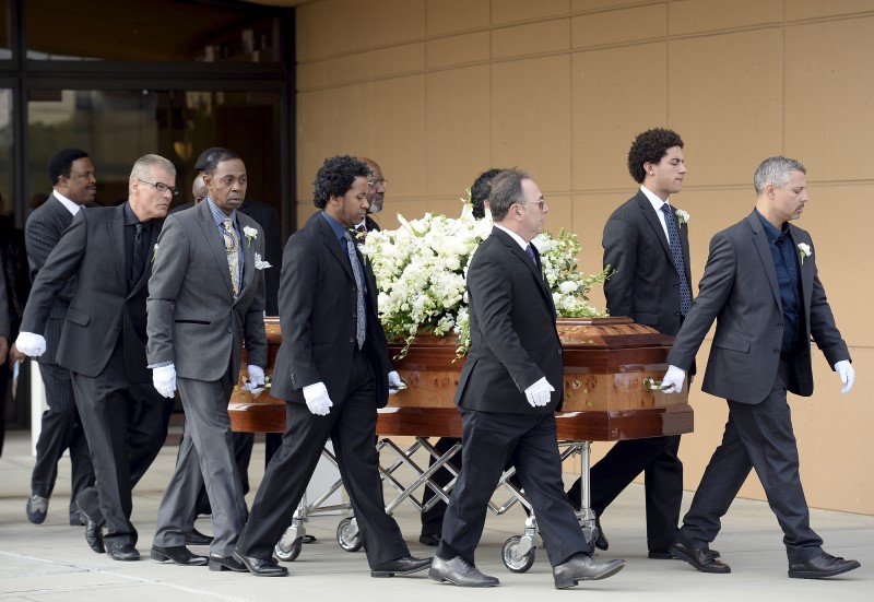 © Reuters. Caixão de Natalie Cole é levado durante funeral em Los Angeles