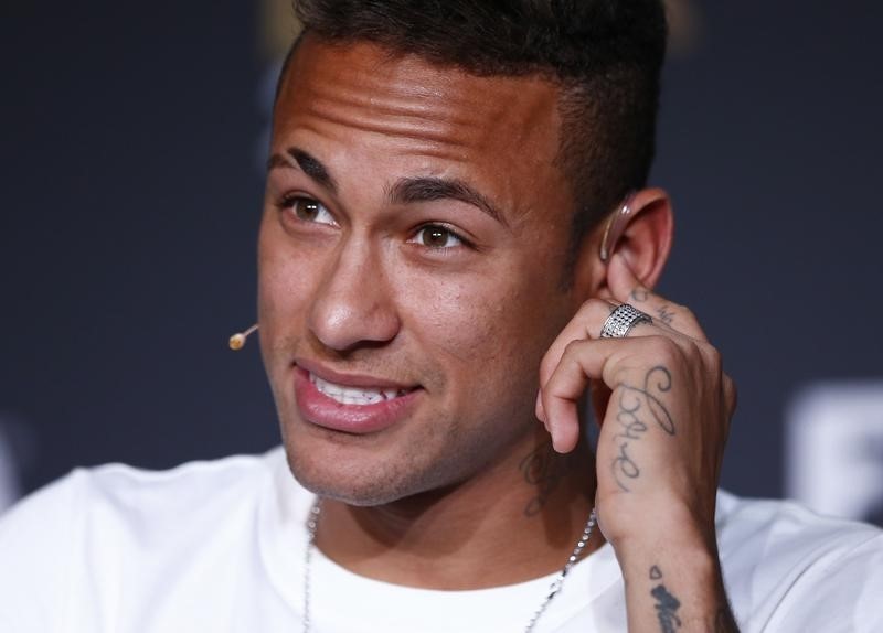 © Reuters. Neymar em entrevista coletiva em Zurique