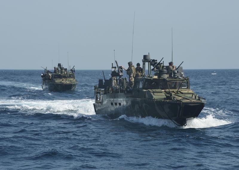 © Reuters. Foto de divulgação da Marinha dos EUA mostra barcos de patrulha norte-americanos no Golfo Pérsico