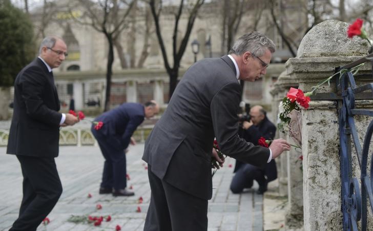 © Reuters. Ministro do Interior alemão, Thomas De Maiziere, e seu colega turco, Efkan Ala, no local de ataques em Istambul