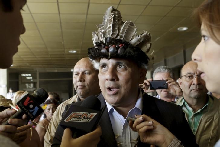 © Reuters. Deputado Julio Ygarza concede entrevista em chegada à Suprema Corte em Caracas