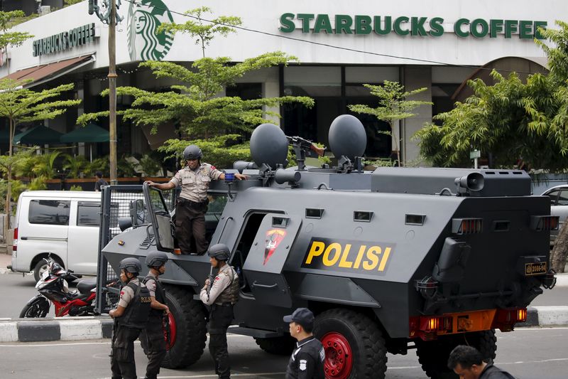 © Reuters. Polícia da Indonésia em local de ataque de militantes islâmicos nesta quinta-feira em Jacarta