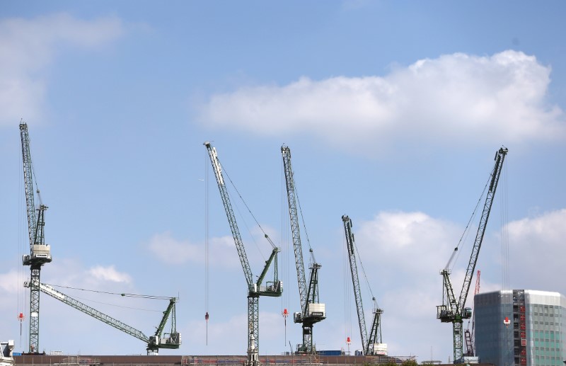 © Reuters. Cranes line the London skyline on construction sites in London