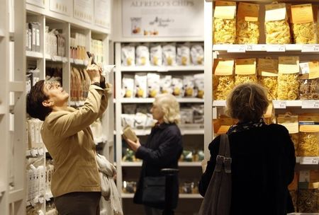 © Reuters. Milano, al supermarket