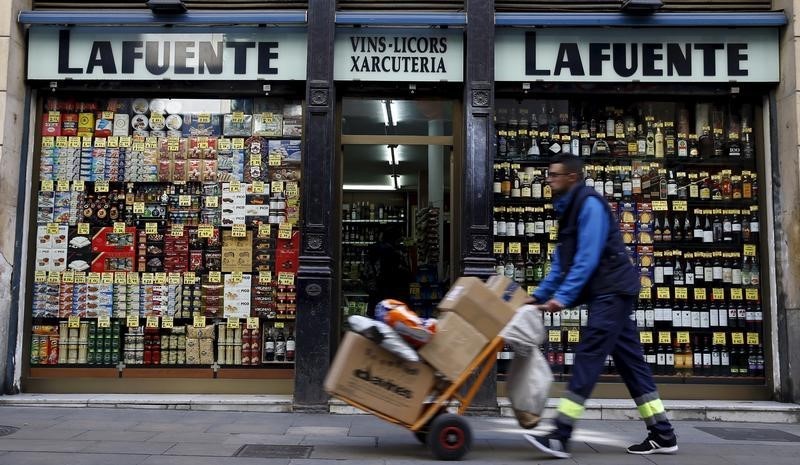 © Reuters. Un negozio di alcol e salumi in centro a Barcellona