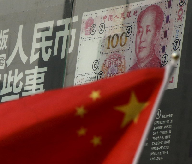 © Reuters. Bandeira nacional chinesa vista em distrito financeiro em Pequim