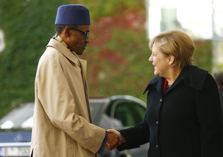 © Reuters. German Chancellor Angela Merkel greets Nigerian President Muhammadu Buhari in Berlin