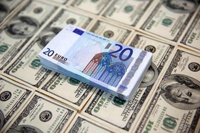 © Reuters. U.S. dollar and euro banknotes are seen in this picture illustration