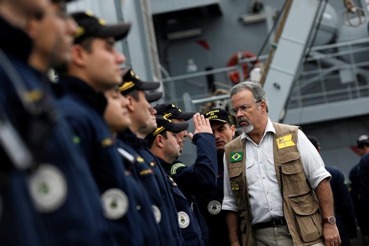 © Reuters. O ministro da Defesa do Brasil Raul Jungmann (à direita) cumprimenta homens da Marinha durante exercício de simulação antes das Olimpíadas do Rio de Janeiro, no Rio de Janeiro, Brasil