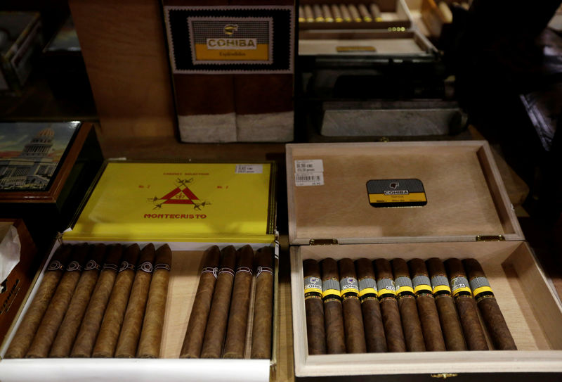 © Reuters. Cuban cigars for sale are displayed at a hotel in Havana, Cuba