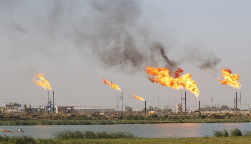 © Reuters. Flames emerge from a pipeline at the oil fields in Basra, southeast of Baghdad