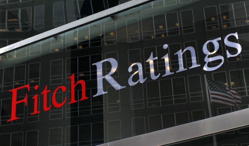 © Reuters. A flag is reflected on the window of the Fitch Ratings headquarters in New York