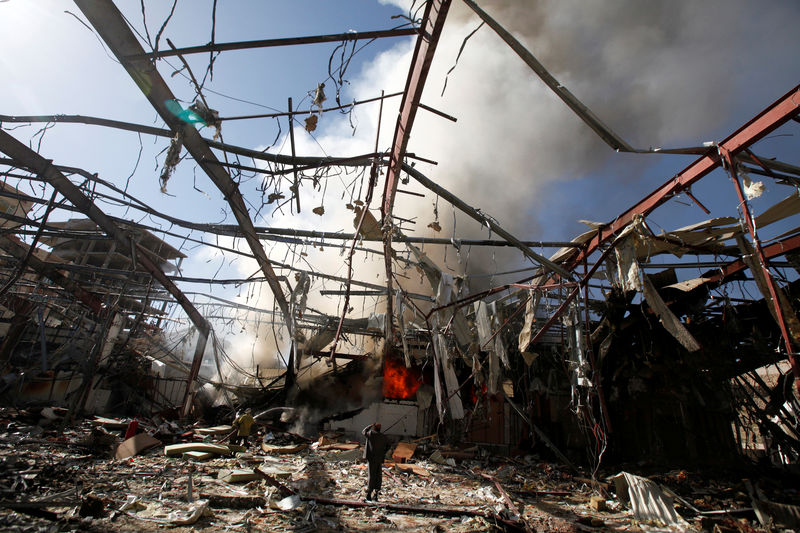 © Reuters. Smoke rises at a community hall where Saudi-led warplanes struck a funeral in Sanaa, the capital of Yemen