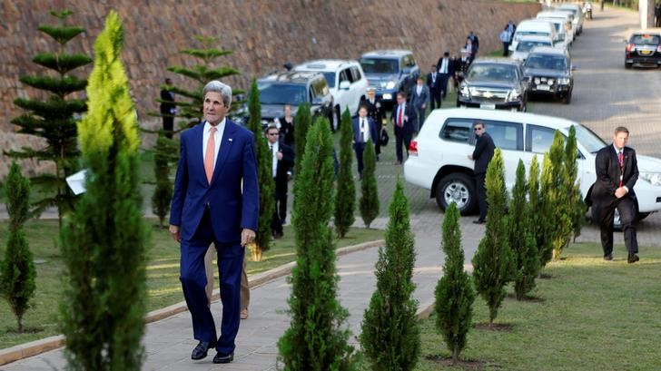 © Reuters. Kerry chega para visita em memorial na capital de Ruanda, Kigali