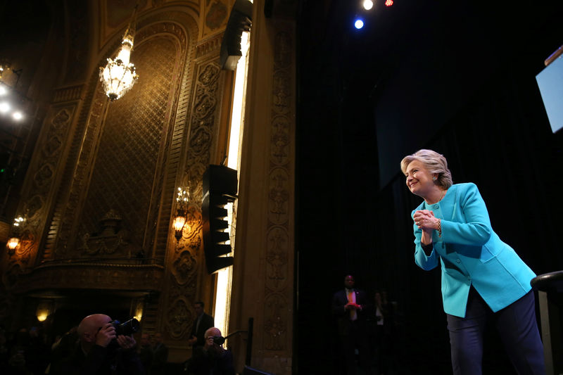 © Reuters. U.S. Democratic presidential nominee Hillary Clinton greets the crowd at a fundraiser in Seattle