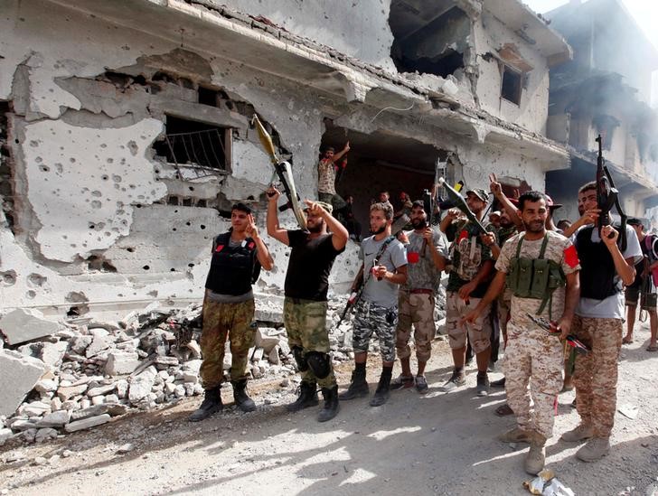 © Reuters. مسؤولون: القوات الليبية تتقدم في سرت ومقتل 14 جنديا