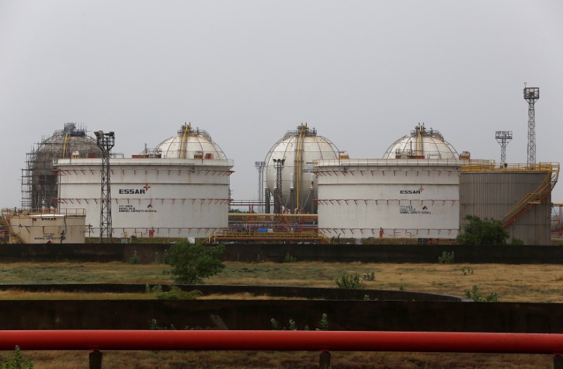 © Reuters. Storage tanks of an oil refinery of Essar Oil are pictured in Vadinar
