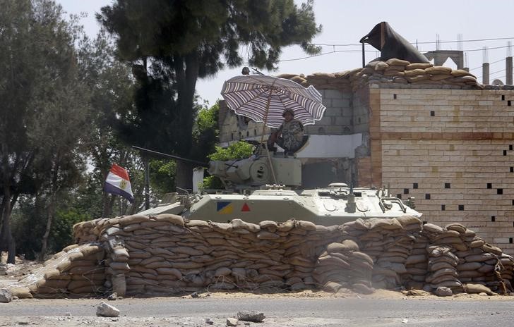 © Reuters. بيان: مصر توجه ضربة جوية لمواقع متشددين في سيناء بعد هجوم على عسكريين