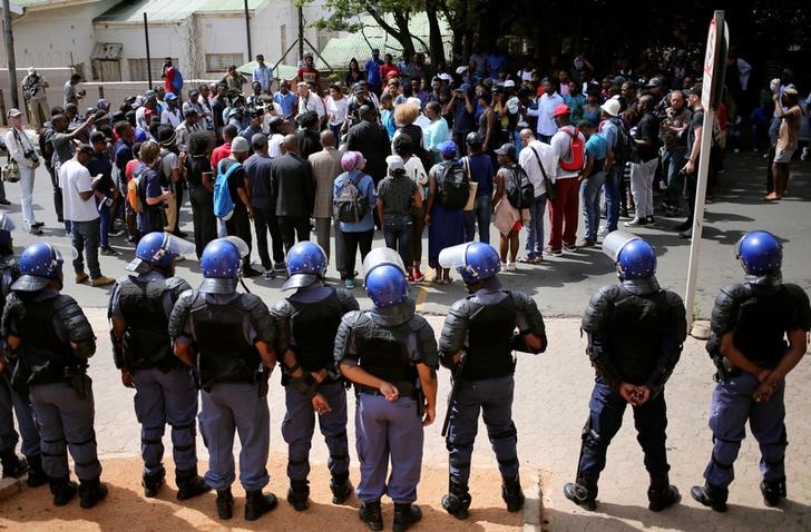 © Reuters. اعتقال تسعة بعد اشتباك بين الشرطة وطلبة في جنوب أفريقيا